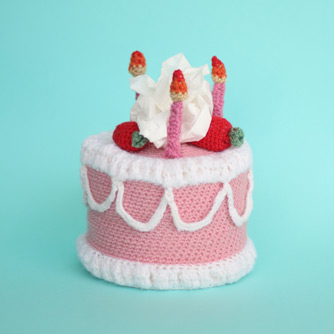Crochet toiletpaper cake